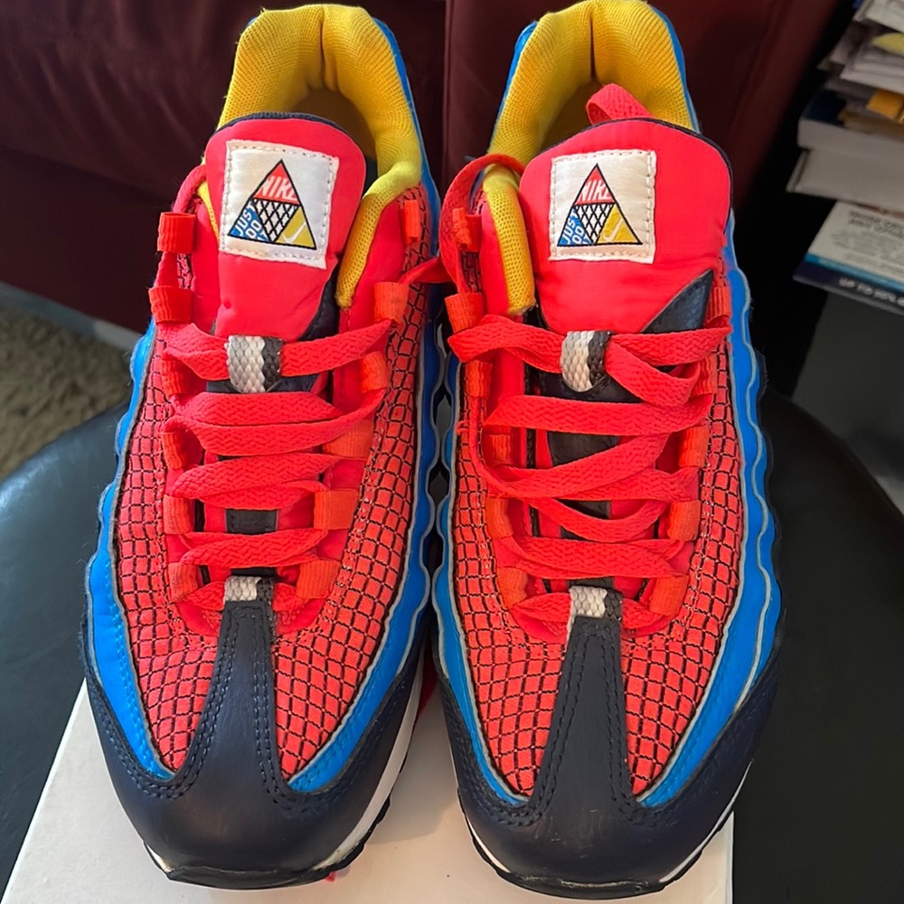 Woman’s Multi color Nike sneakers